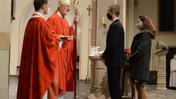 Mit jedem Jugendlichen sucht Weihbischof Puff das Gespräch. / © Beatrice Tomasetti (DR)