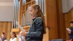 Mit Konzentration bei der Sache: eine S&auml;ngerin aus der vierten Klasse / &copy; Tomasetti (DR)