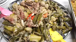 mit Reis gef&uuml;llte Weinbl&auml;tter und... / &copy; Teresa M&uuml;ller-Alander (DR)