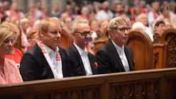 Mit viel Jubel wird im K&ouml;lner Dom der scheidende Vorstand empfangen: Markus Ritterbach, Alexander Wehrle, Toni Schumacher. / &copy; Beatrice Tomasetti (DR)