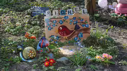 Mit viel Liebe wurde dieses Kindergrab gestaltet. / © Beatrice Tomasetti (DR)