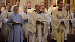 Mitbrüderliche Weggefährten feierten die Vesper im Altarraum von St. Agnes mit. / © Tomasetti (DR)