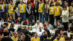 Mittagessen in der vatikanischen Audienzhalle / &copy; Stefano Dal Pozzolo/Romano Siciliani (KNA)