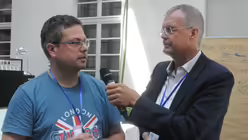 Moderator Diakon Burkhard Wittwer nimmt Wortbeiträge entgegen / © Beatrice Tomasetti (DR)