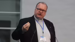 Monsignore Bosbach spricht als Vorsitzender des Diözesan-Cäcilienverbandes / © Beatrice Tomasetti (DR)