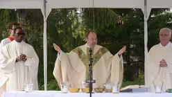 Monsignore Kleine mit den Konzelebranten Wilfrid Arnaud Foh Avoulou und J&uuml;rgen H&uuml;nten. / &copy; Beatrice Tomasetti (DR)