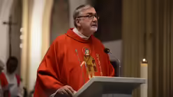 Monsignore Wilfried Schumacher gibt den Gl&auml;ubigen drei Schriftworte mit auf den Weg / &copy; Beatrice Tomasetti (DR)