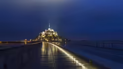 Fu&szlig;g&auml;ngerbr&uuml;cke zum Mont Saint-Michel bei Nacht / &copy; Thomas Jouanneau/Dietmar Feichtinger Architectes/SBP