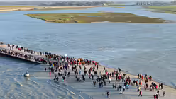 &Uuml;berflutete Fu&szlig;g&auml;ngerbr&uuml;cke zum Mont Saint-Michel / &copy; Mariska Trebaol