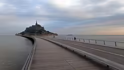 Fu&szlig;g&auml;ngerbr&uuml;cke zum Mont Saint-Michel / &copy; Thomas Jouanneau/Dietmar Feichtinger