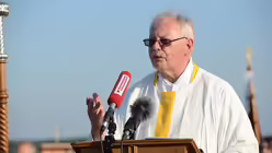 Msgr. Achim Brennecke erinnert an den historischen Besuch von Papst Benedikt am 21. August 2005 auf dem Marienfeld. / © Beatrice Tomasetti (DR)