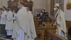 Msgr. Bosbach, Rector ecclesiae von St. Mari&auml; Himmelfahrt, und Kardinal Woelki beim Einzug / &copy; Beatrice Tomasetti (DR)
