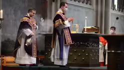 Msgr. Markus Hofmann inzensiert den Altar. / &copy; Beatrice Tomasetti (DR)