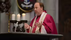 Msgr. Robert Kleine stellt sich mit seiner Predigt ganz auf seine jungen Zuh&ouml;rer ein. / &copy; Beatrice Tomasetti (DR)