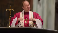 Msgr. Robert Kleine stellt sich mit seiner Predigt ganz auf seine jungen Zuh&ouml;rer ein. / &copy; Beatrice Tomasetti (DR)