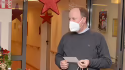 Msgr. Robert Kleine versichert die Altenheimbewohner seiner Solidarität in Corona-Zeiten. / © Beatrice Tomasetti (DR)