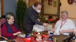 Msgr. Robert Kleine verteilt die Nussschalen mit dem Krippchen. / © Beatrice Tomasetti (DR)