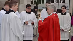 Msgr. Salvador Pane im Gespräch mit Seminaristen am Palmsonntag 2019 in Köln / © Beatrice Tomasetti (DR)