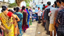 In Mumbai stehen die Menschen für die Verteilung von Lebensmittelpaketen an. (BONO)