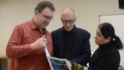 Musikexperten unter sich: Winfried Krane, Andreas Biertz, Musiklehrer am Erzbisch&ouml;flichen Berufskolleg, und Marisa Aramayo, Musiklehrerin in der Dommusik. / &copy; Tomasetti (DR)