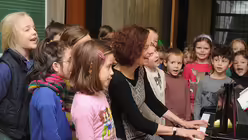 Musikp&auml;dagogin Andrea Charpey f&uuml;hrt die Kinder spielerisch an die Musik heran (Archivbild). / &copy; Beatrice Tomasetti (DR)