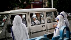 Nonnen verabschieden Priester nach der Messe für Mutter Teresa / © Piyal Adhikary (dpa)
