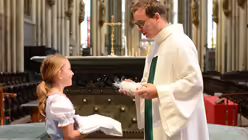 n vielen Koki-Stunden hat Schulseelsorger Hofer die Kommunionkinder auf ihr großes Fest vorbereitet. / © Beatrice Tomasetti (DR)