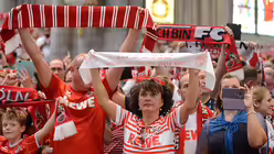 Nach dem Gebet kommt traditionell die FC-Hymne. / &copy; Beatrice Tomasetti (DR)