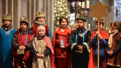 Nach dem Gottesdienst singen die Sternsinger / © Beatrice Tomasetti (DR)