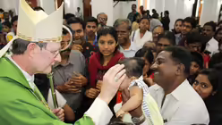 Nach der Messe in der Kathedrale St. Joseph von Trivandrum segnet Kardinal Woelki Gläubige / © Nadim Ammann (Erzbistum Köln)