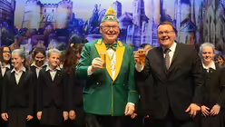 Nach getaner Arbeit: Domkantor Sperling gratuliert Dompropst Bachner zu seinem Dirigierdeb&uuml;t mit einem K&ouml;lsch. / &copy; Beatrice Tomasetti (DR)