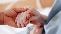 Nachbarschaftshilfe "K&ouml;lsch H&auml;tz" bringt seit 20 Jahren junge und alte Menschen zusammen / &copy; Oliver Berg (dpa)