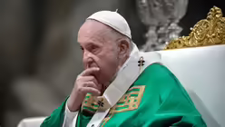 Nachdenklich: Papst Franziskus / &copy; Stefano Spaziani/Romano Siciliani (KNA)