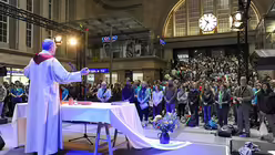 Nachtgottesdienst im Leipziger Hauptbahnhof (epd)