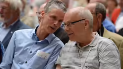 NDer unter sich: Rainer Will, Mitglied der Programmkommission, und der Jesuit Klaus Mertes / © Beatrice Tomasetti (DR)