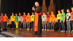 "Ne riesen Dank und mach et jot" stand auf den T-Shirts der jungen Chorsänger. / © Tomasetti (DR)