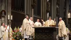 Neben Kardinal Woelki stehen Erzbischof Paolo Pezzi aus Moskau und Milit&auml;rgeneralvikar (rechts) Reinhold Bartmann. / &copy; Beatrice Tomasetti (DR)