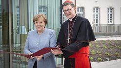 Kanzlerin und Kardinal zerschneiden das Band / © Jelen (Erzbistum Köln)