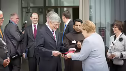 Das Band wird geteilt / &copy; Jelen (Erzbistum K&ouml;ln)