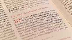 &Uuml;berarbeitete Einheits&uuml;bersetzung der Bibel / &copy; Harald Oppitz (KNA)