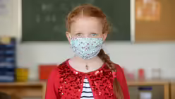 Nichts ist normal in diesen Tagen: eine Drittkl&auml;sslerin mit Mundschutz / &copy; Beatrice Tomasetti (DR)