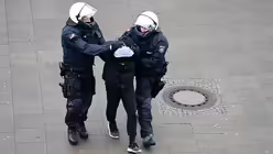Polizisten f&uuml;hren einen Demonstranten ab (DR)