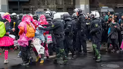 Polizisten und Demonstrationsteilnehmer (DR)