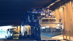 Wasserwerfer und Räumpanzer stehen bereit (DR)