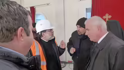 Nicolae Crîngașu (2.v.l.), Koordinator des Projektes, im Gespräch / © Jan Hendrik Stens (DR)