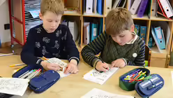 Nicolas schenkt die eine T&uuml;te seinem Vater, Max will sie seinem Onkel geben. / &copy; Beatrice Tomasetti (DR)