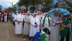 Bei der Abschlussmesse (DR)