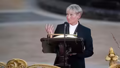 Nordkirchen-Bisch&ouml;fin Fehrs erinnerte an den Schmerz, die Verzweiflung und Todesnot der Opfer. Es sei wichtig, im Friedensmahnmal St. Nikolai "ein sichtbares Zeichen f&uuml;r diese Erinnerungskultur" zu haben. / &copy; Daniel Reinhardt (dpa)