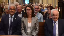 Oberb&uuml;rgermeister Ashok Alexander Sridharan mit Frau und Dr. Ludwig Klassen, Vorstandsvorsitzender der Bonner M&uuml;nsterstiftung / &copy; Beatrice Tomasetti (DR)