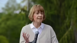 Oberb&uuml;rgermeisterin Henriette Reker w&uuml;rdigt das Engagement von Initiator Heribert Resch zu dessen Verabschiedung als vorbildlich. / &copy; Beatrice Tomasetti (DR)